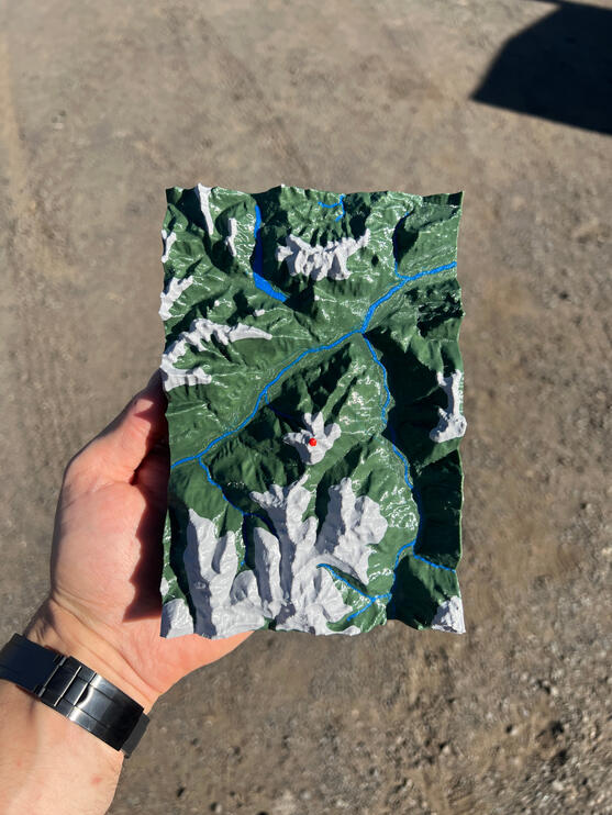 3D reliéfní mapa rakouských Alp, ručně barvený model hor a hlubokých údolí