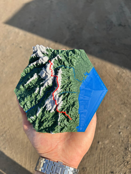 Ručně barvená 3D mapa Korsiky, šestiúhelníkový model hřebene s trasou GR20