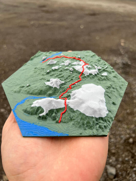 3D plastická mapa treku Laugavegur na Islandu, šestiúhelníkový model s vyznačenou trasou