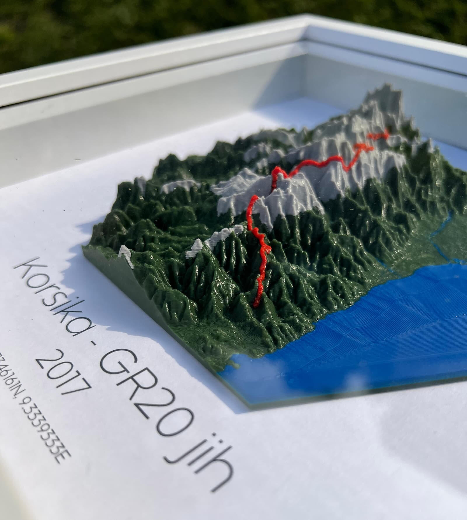 Vaše vzpomínka na GR20: Legendární korsický trek jako 3D obraz 3D plastická mapa Korsiky s trasou GR20 v dřevěném rámu, detailní reliéf pohoří a pobřeží