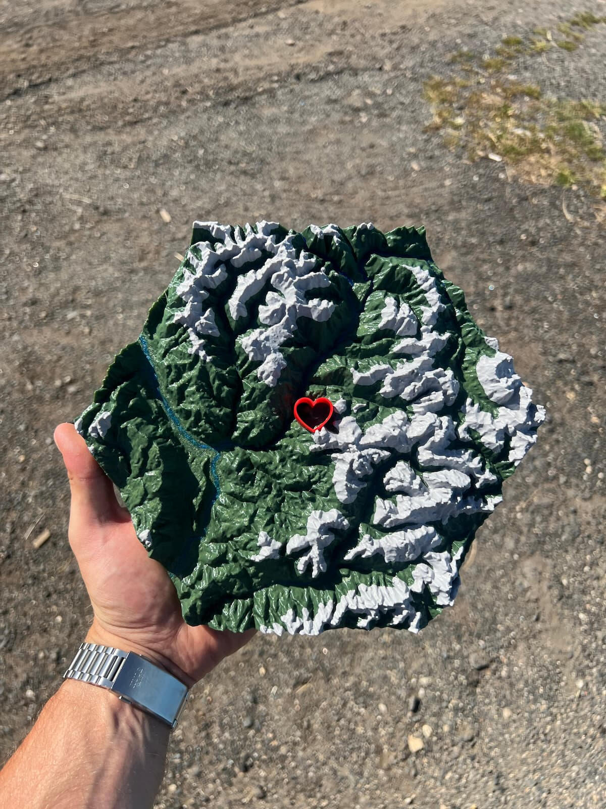 Vysněné místo zásnub v Italských Dolomitech Hexagonální tištěná 3D mapa uprostřed se srdíčkem značícím místo pro zásnuby v Italských Dolomitech